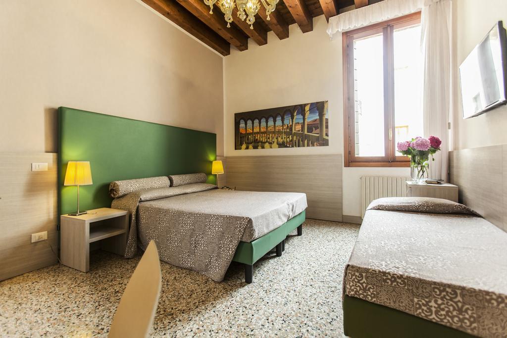 Triple Room,705385291:JPEG