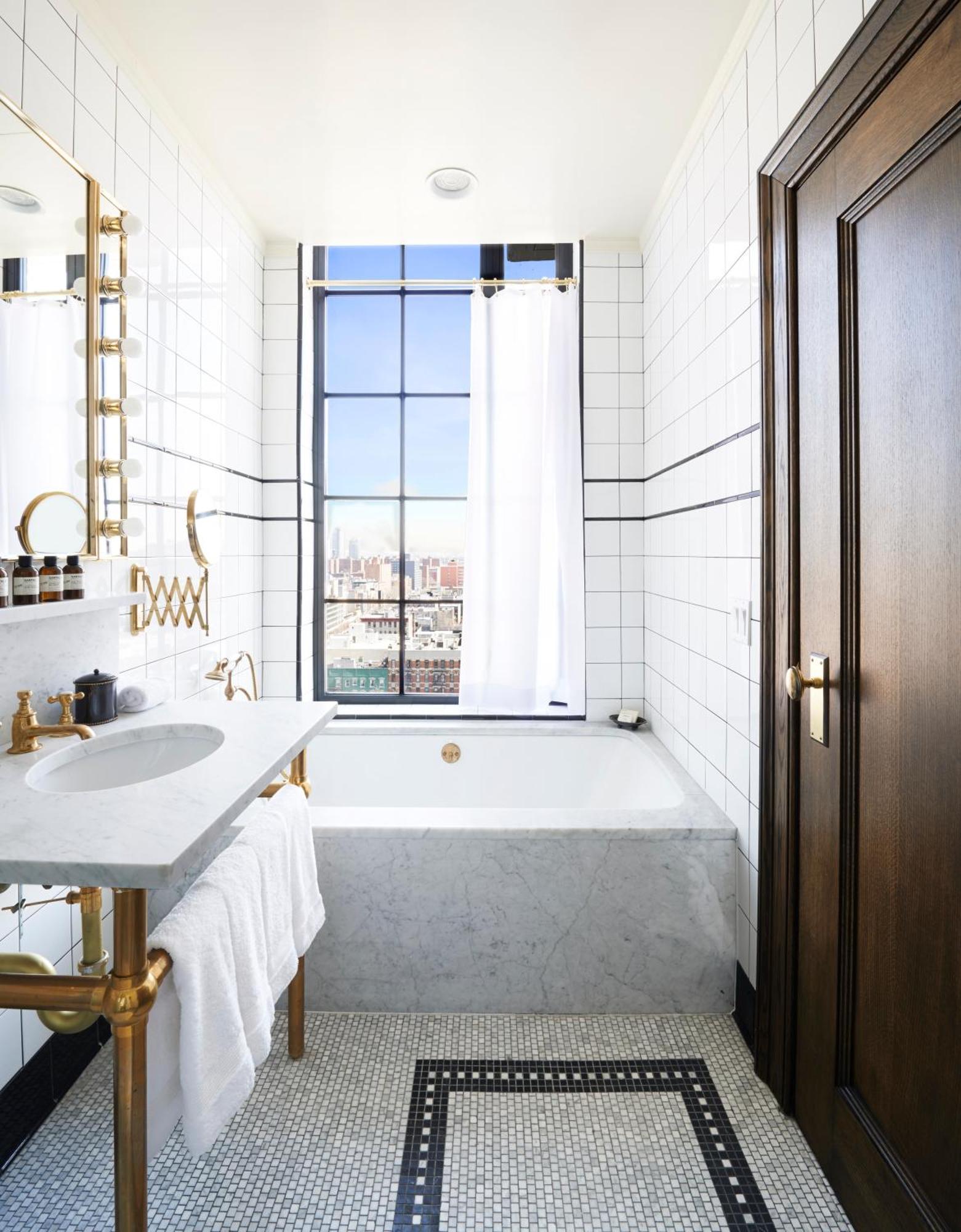 Loft z łóżkiem typu queen-size i wanną