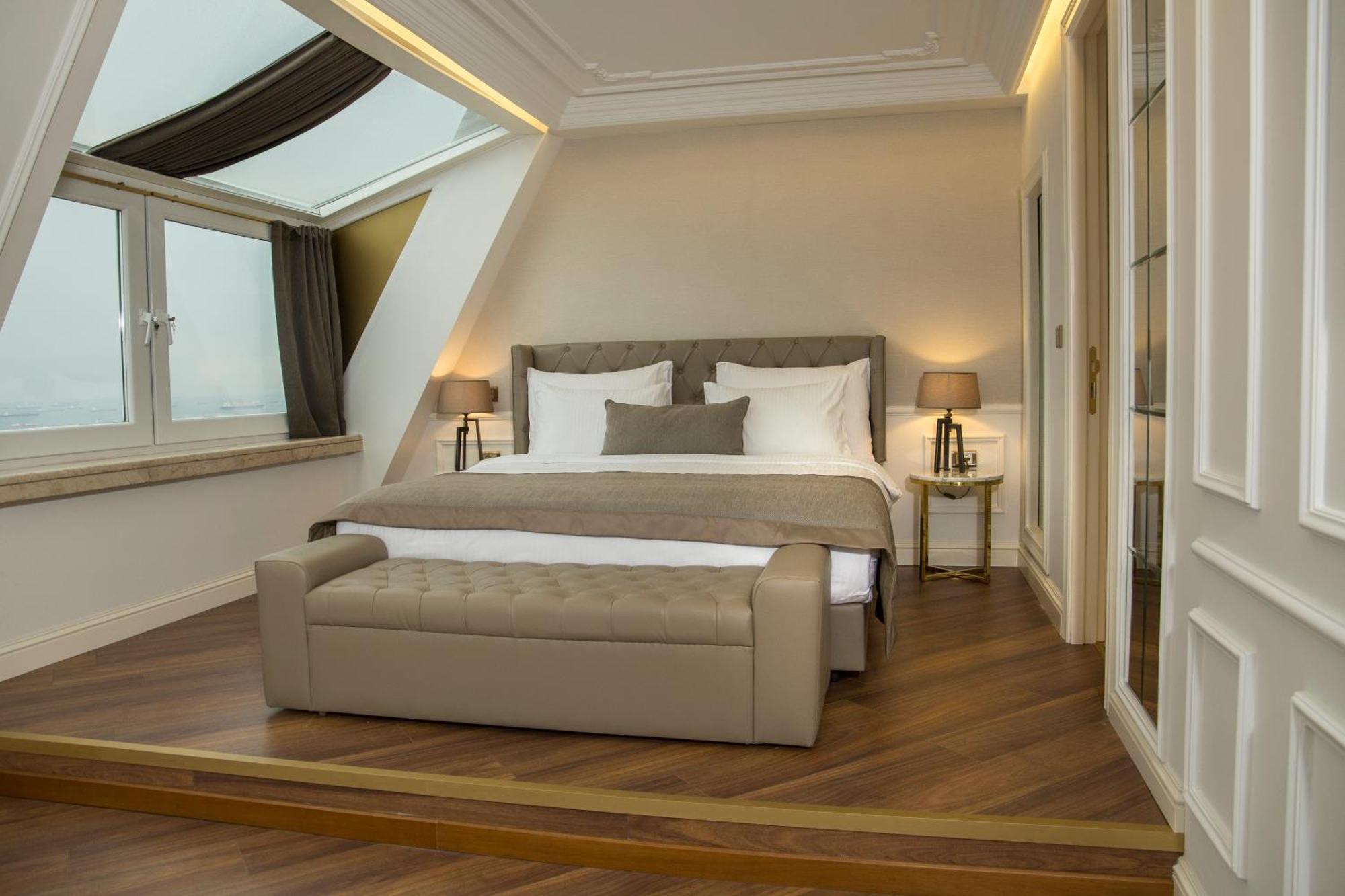 Apartament typu Suite z łóżkiem typu queen-size i widokiem na morze
