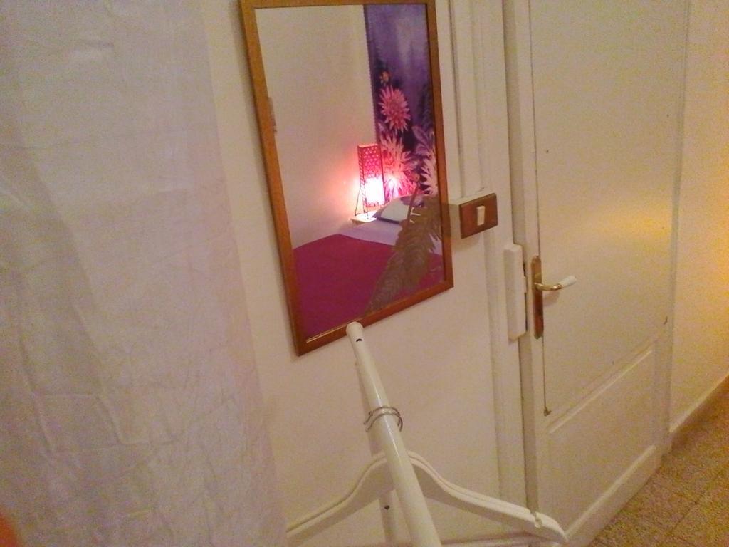 Mały pokój dwuosobowy ze wspólną łazienką