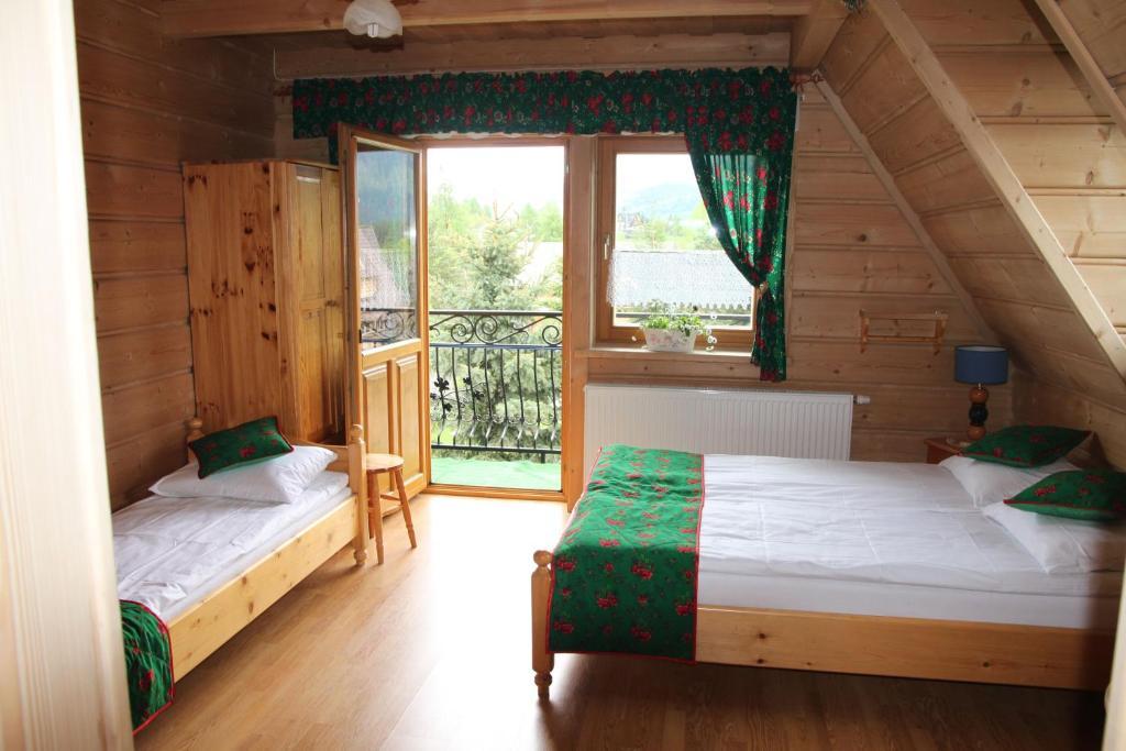 Family Room with Balcony,118542946:JPEG