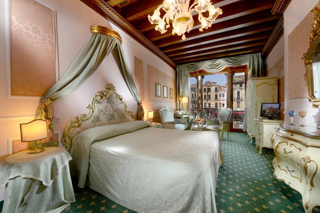 Apartament typu Junior Suite z balkonem i widokiem na kanał Canal Grande – dla niepalących