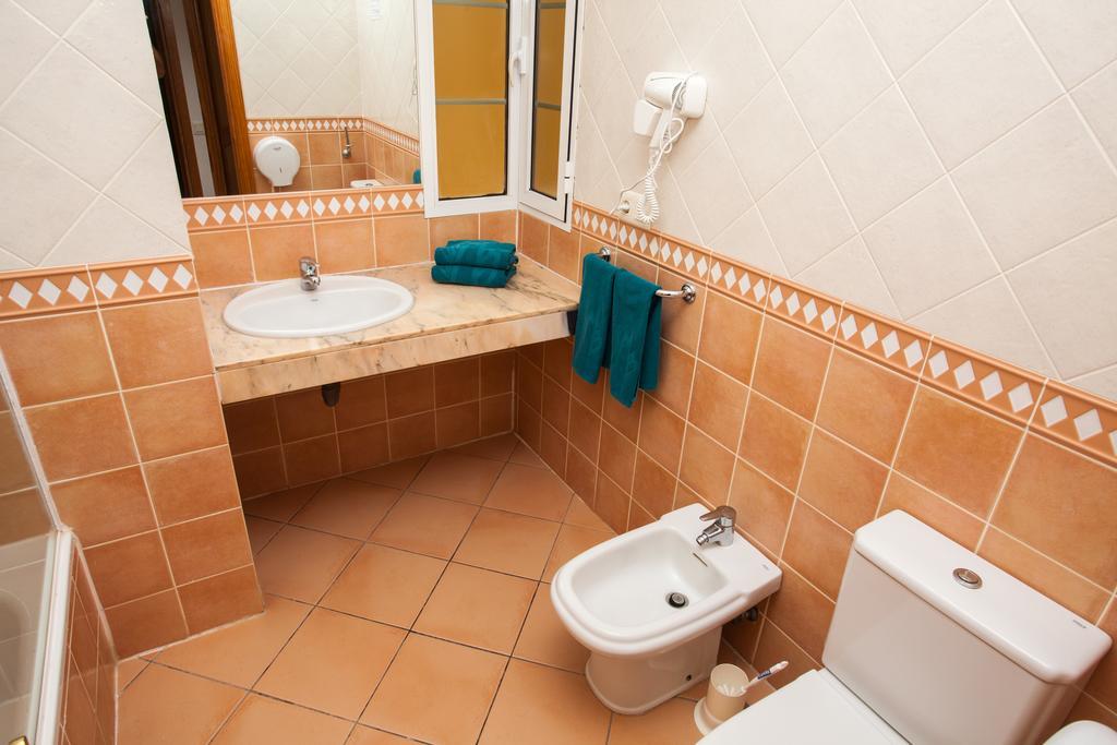 Apartament rodzinny typu Suite z widokiem na basen (4 osoby dorosłe + 2 dzieci)