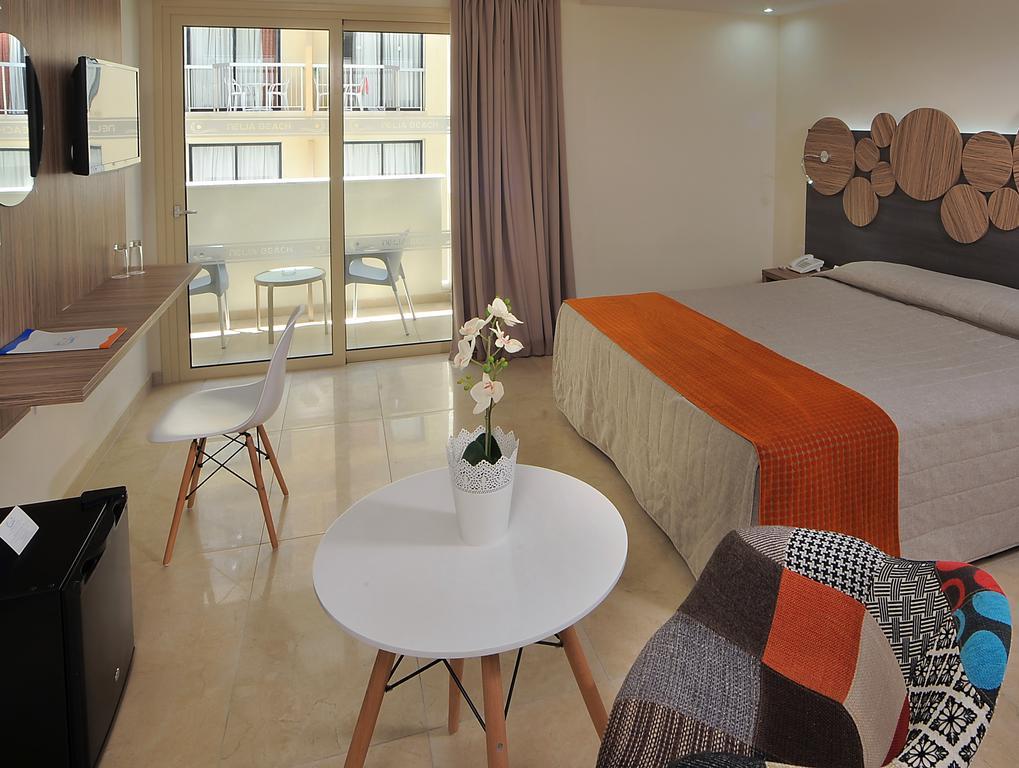 Family Room,1275237727:JPEG