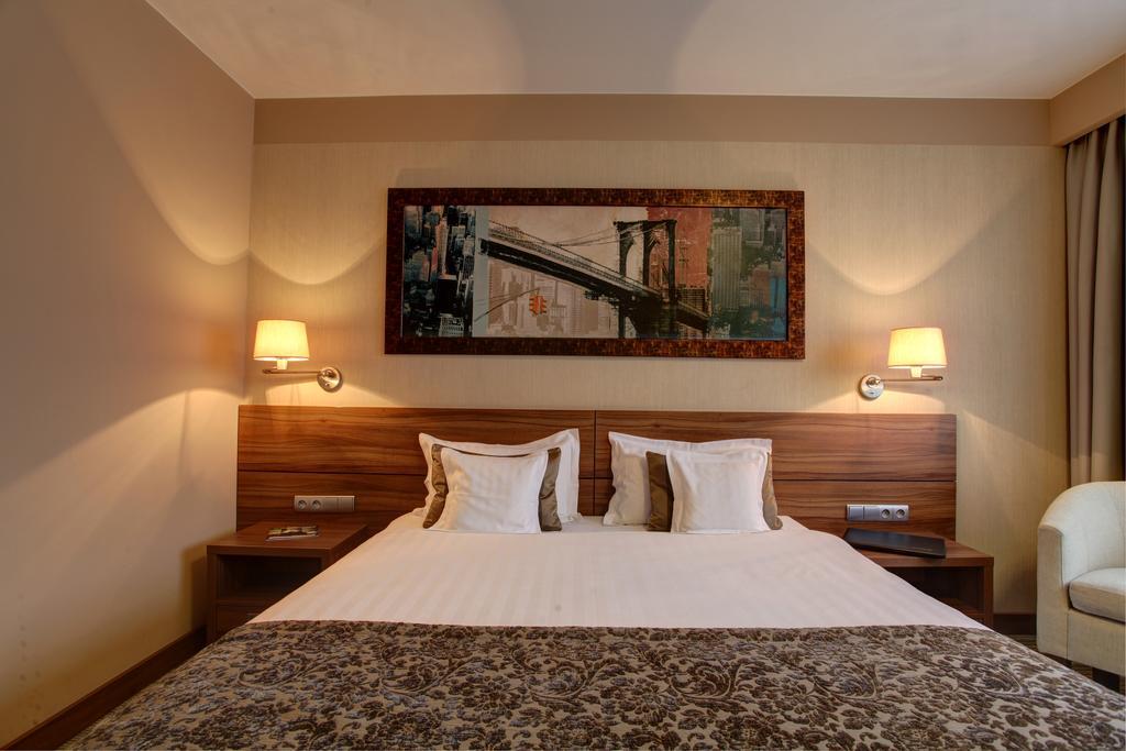 Double Room with one large bed,396050112:JPEG