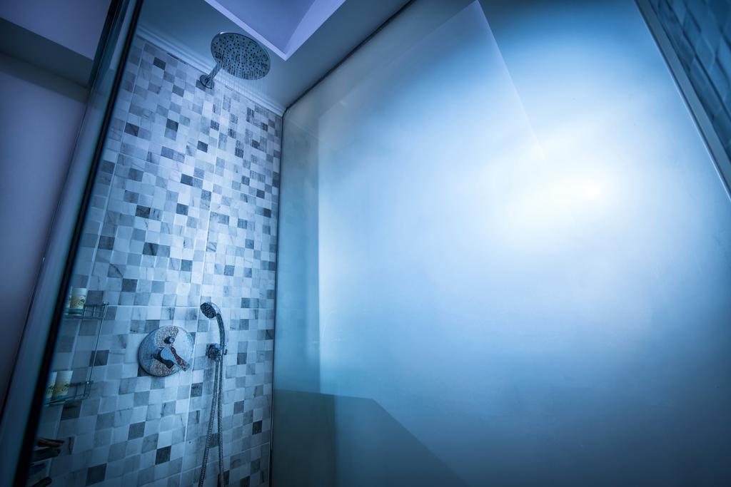 Apartament typu Superior Suite z wanną z hydromasażem na świeżym powietrzu i widokiem na morze