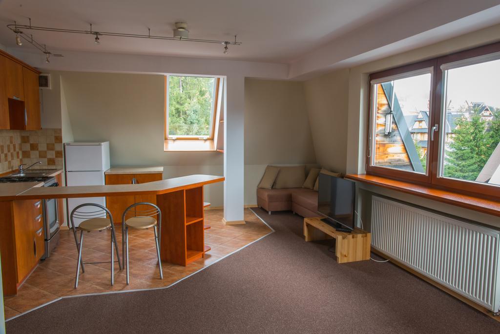 Studio (4 Adults),402820764:JPEG