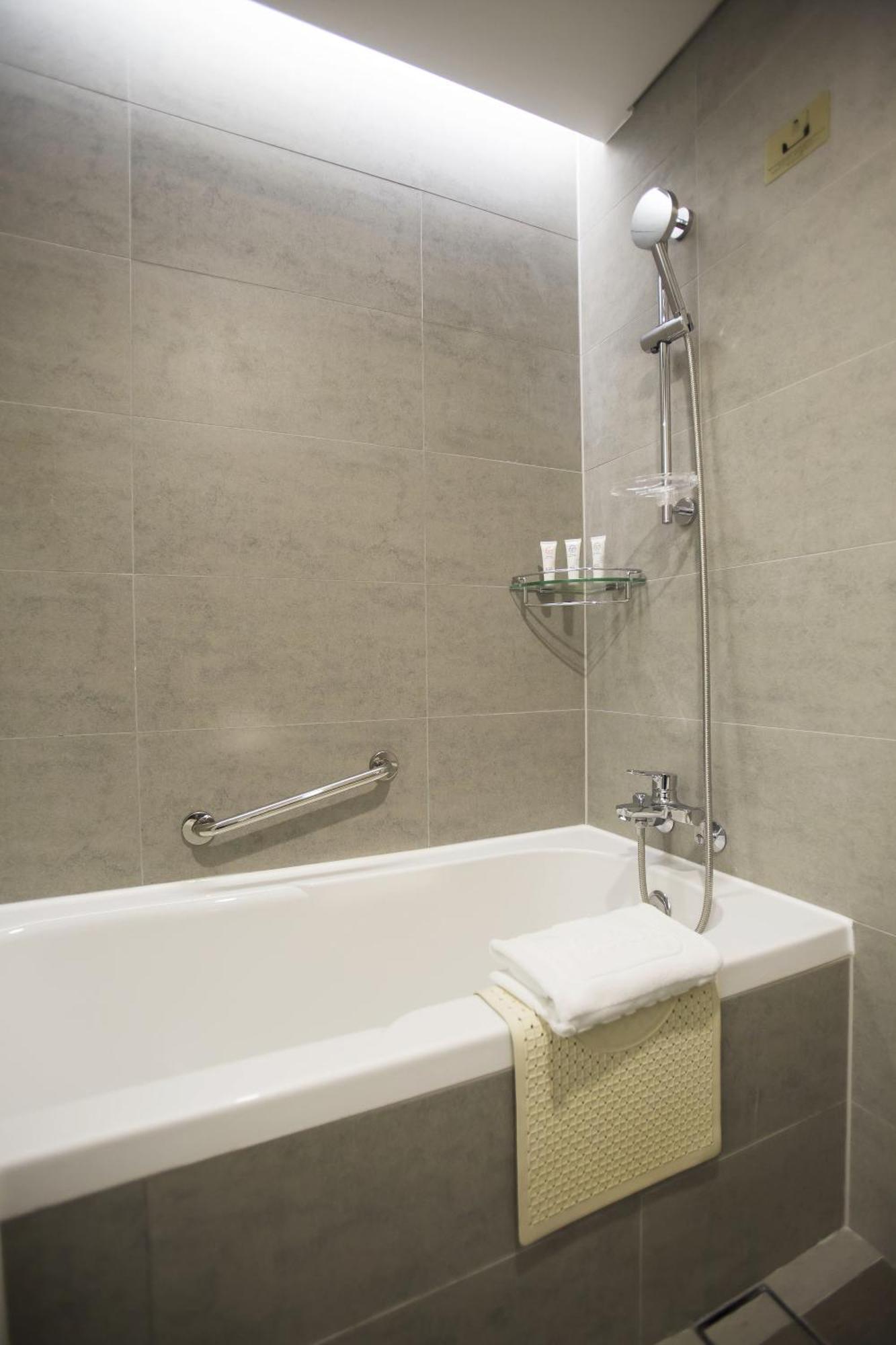 Deluxe Double Room Bath,1589120529:JPEG