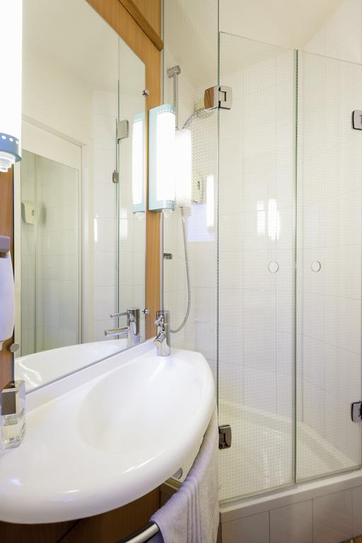 Two Adjacent Double Rooms non connecting