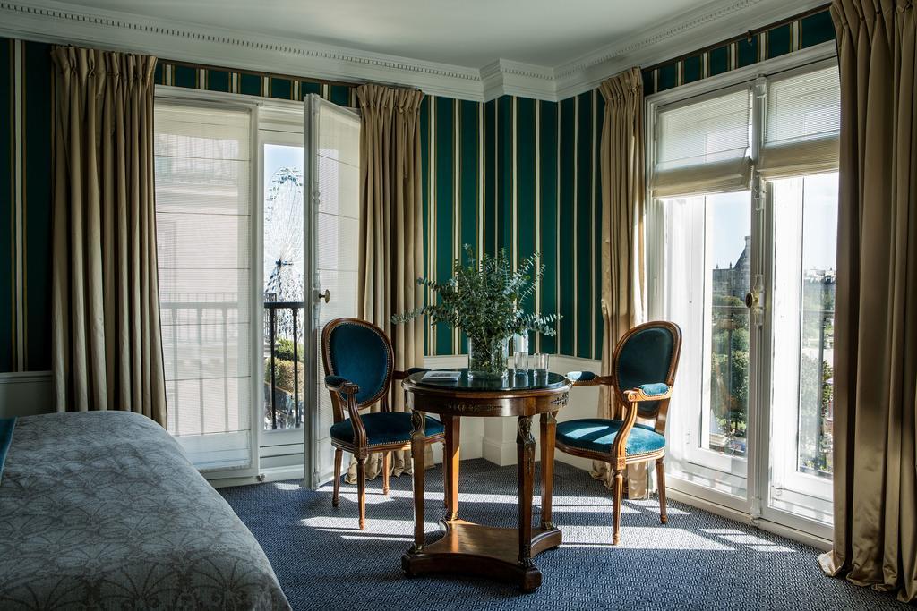 Suite Louvre Paris view