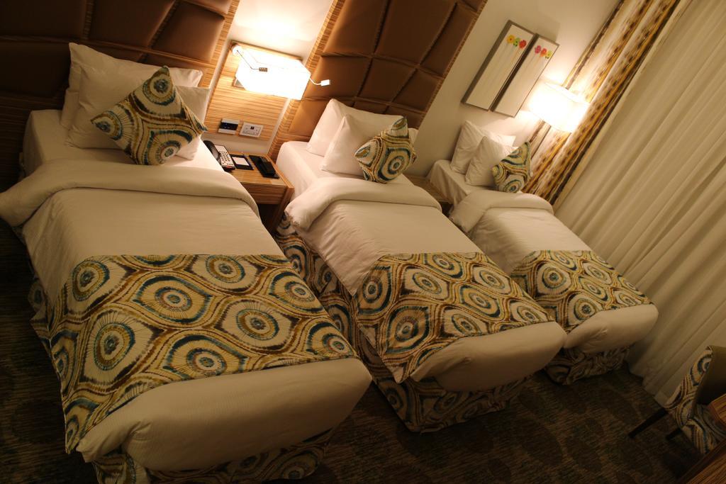 Deluxe Room with Three Single Beds,665567946:JPEG