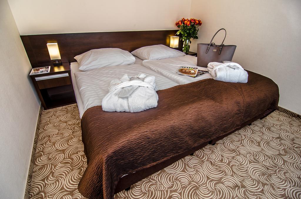 Apartament typu Junior Suite z częściowym widokiem na jezioro