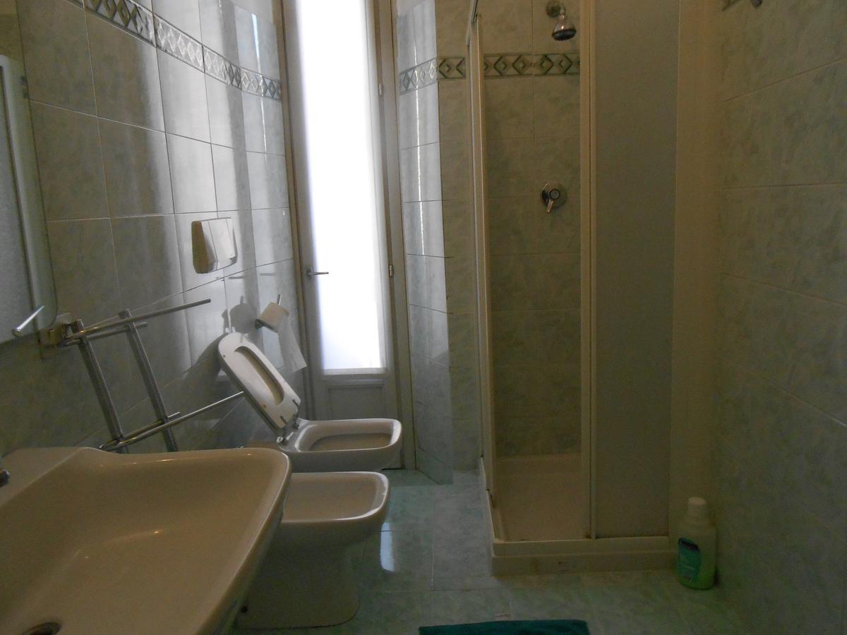 Pokój dwuosobowy z balkonem i wspólną łazienką