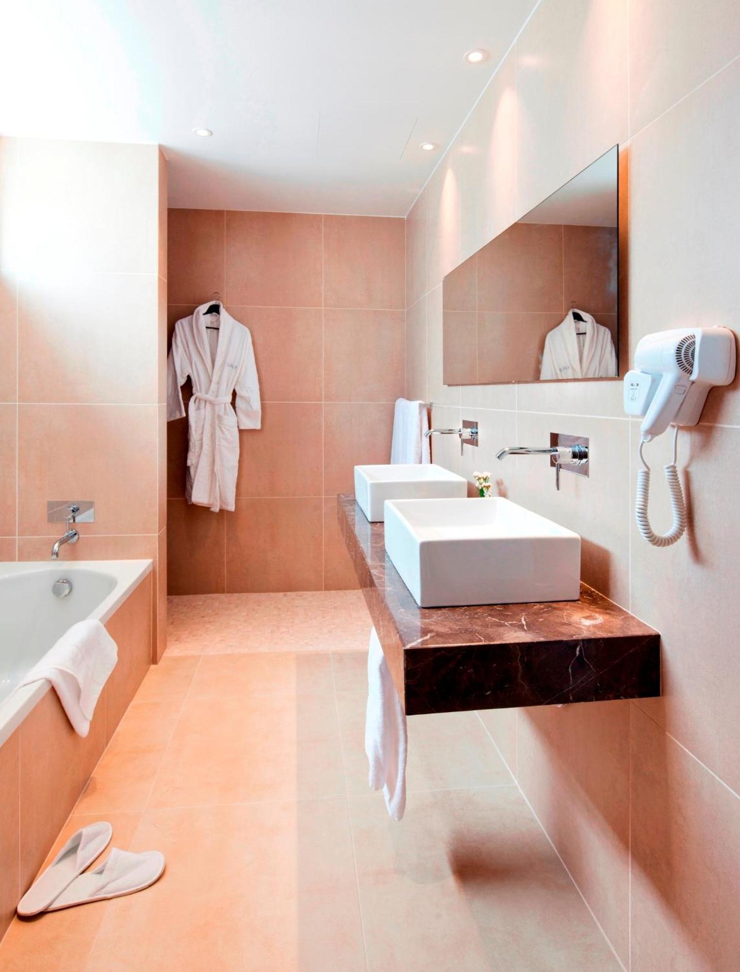 One-Bedroom Suite Sea View