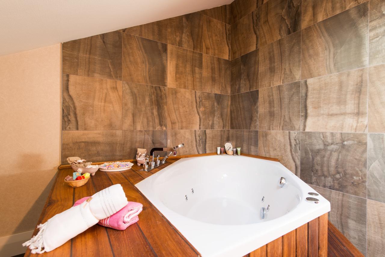 Suite with Hot Tub,689709315:JPEG