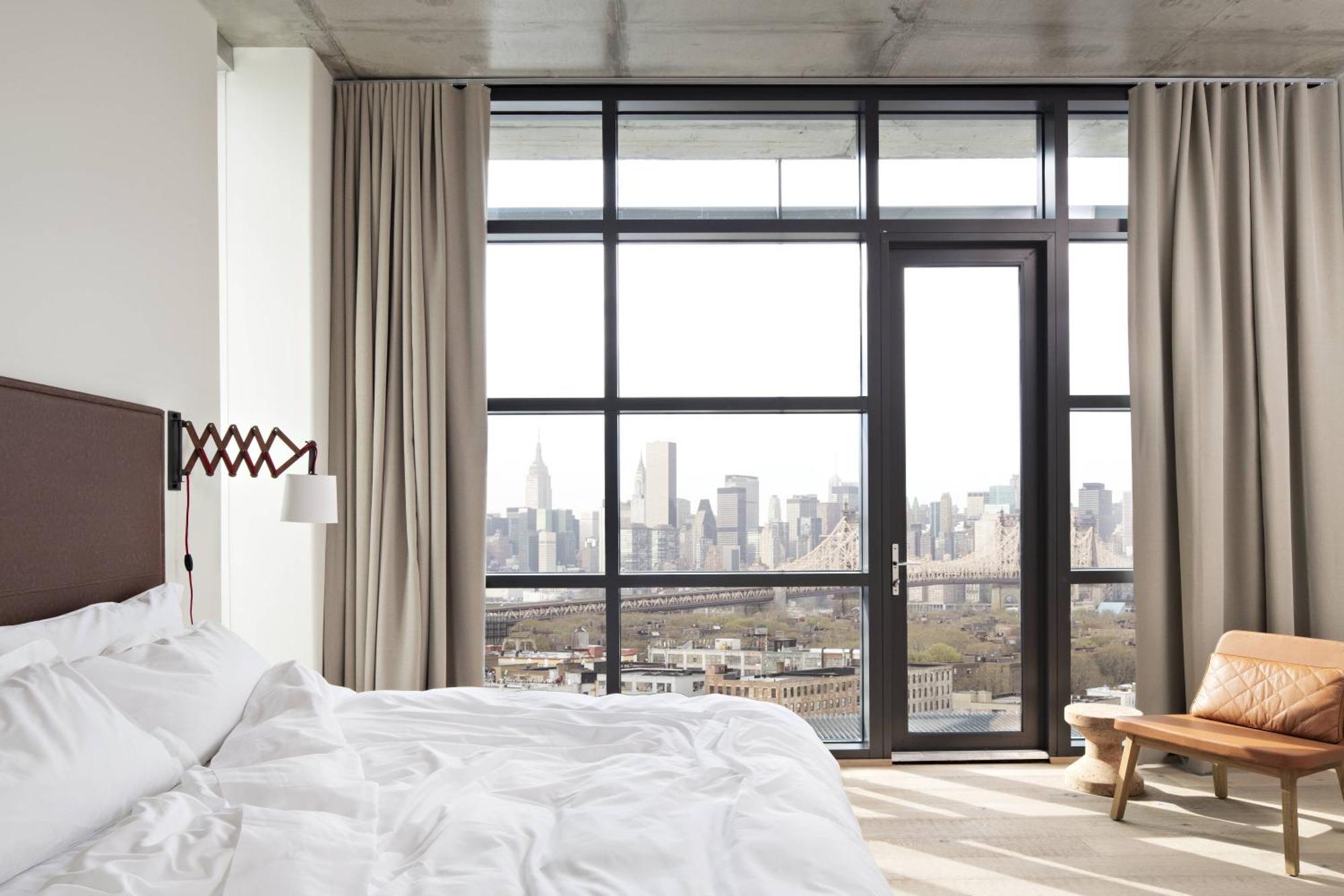 Pokój Narożny z łóżkiem typu king-size i balkonem z widokiem na Manhattan
