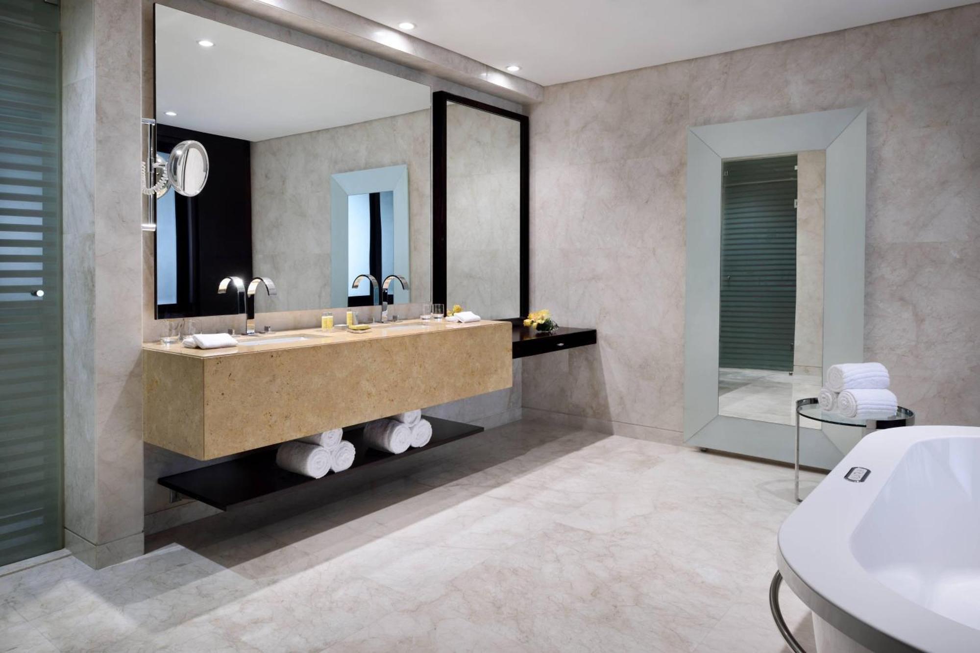 Renovated Penthouse Suite Sea view High floor