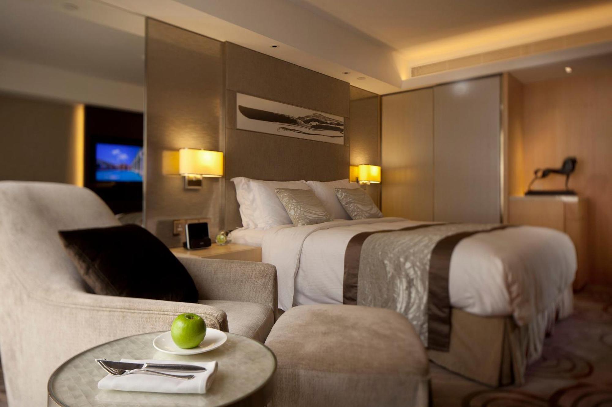 Crown Deluxe Queen or Twin Room