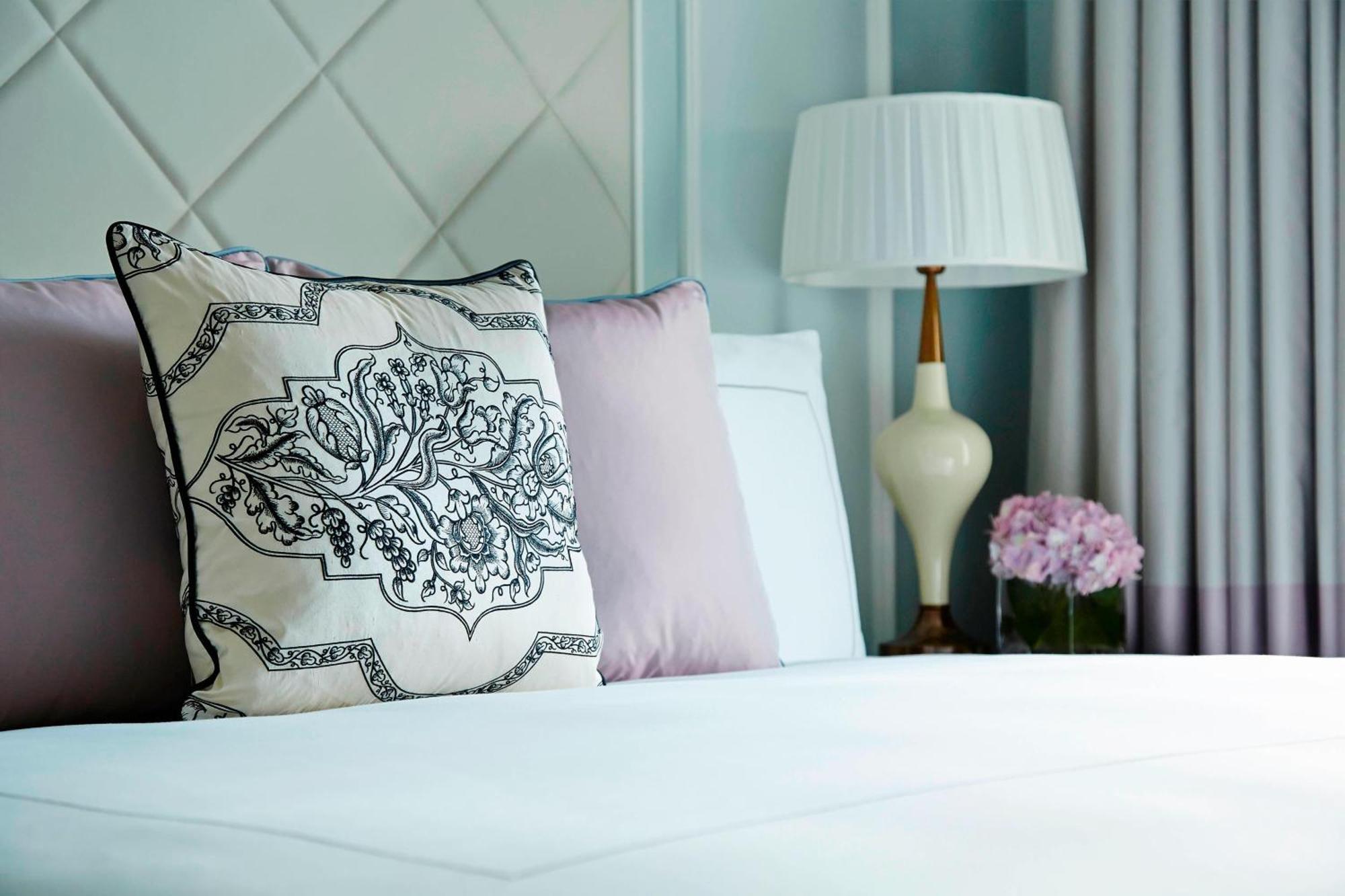 Deluxe Room, Guest room, 1 King,1395455489:JPEG