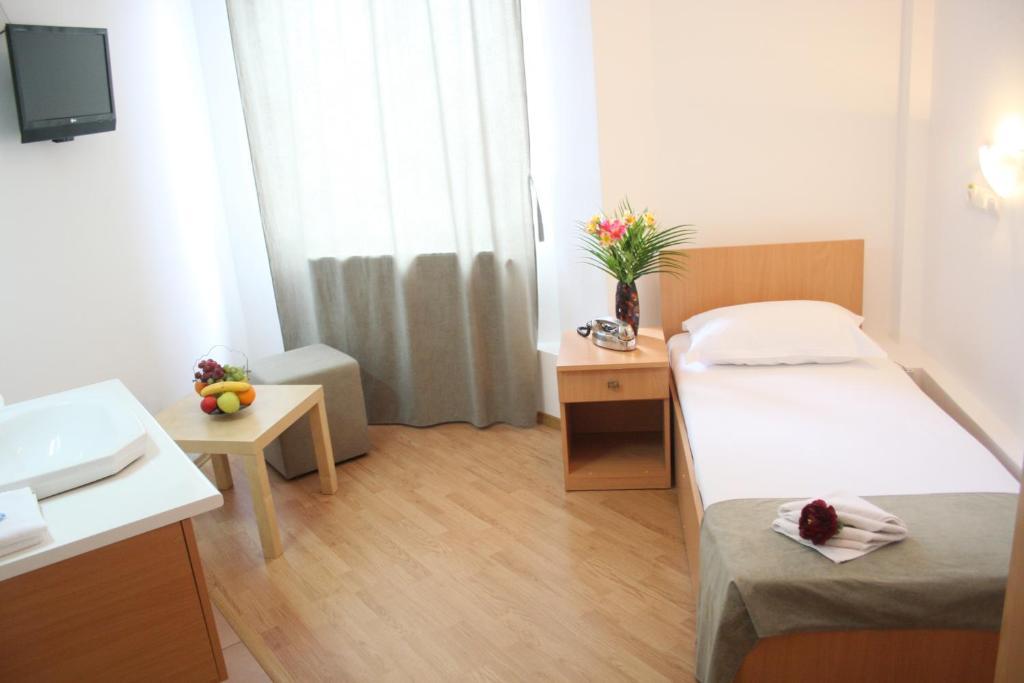 Single Room with Shared Bathroom with Balcony,1548942310:JPEG