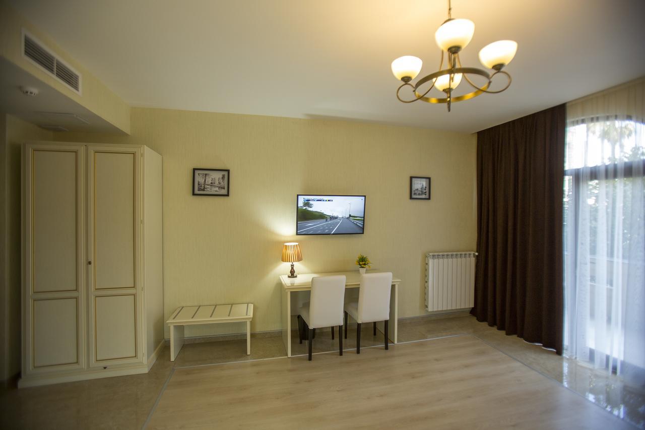 Family Room,609150120:JPEG