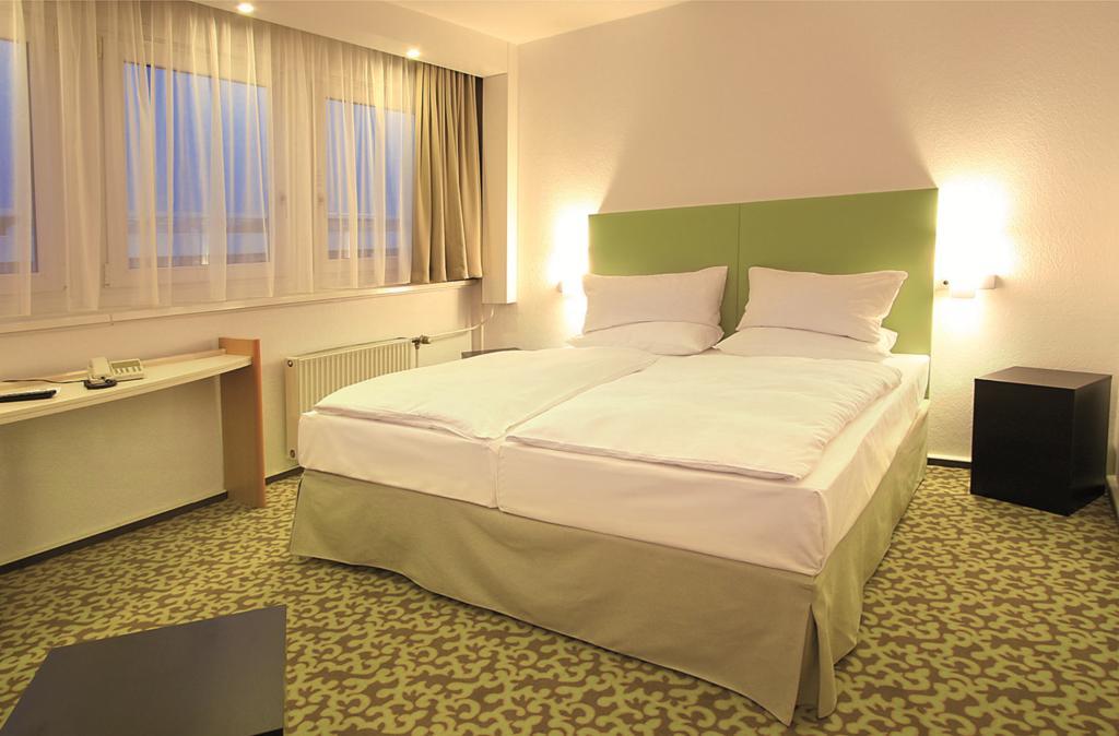 Apartament typu Standard Suite z 1 łóżkiem podwójnym i 2 sofami