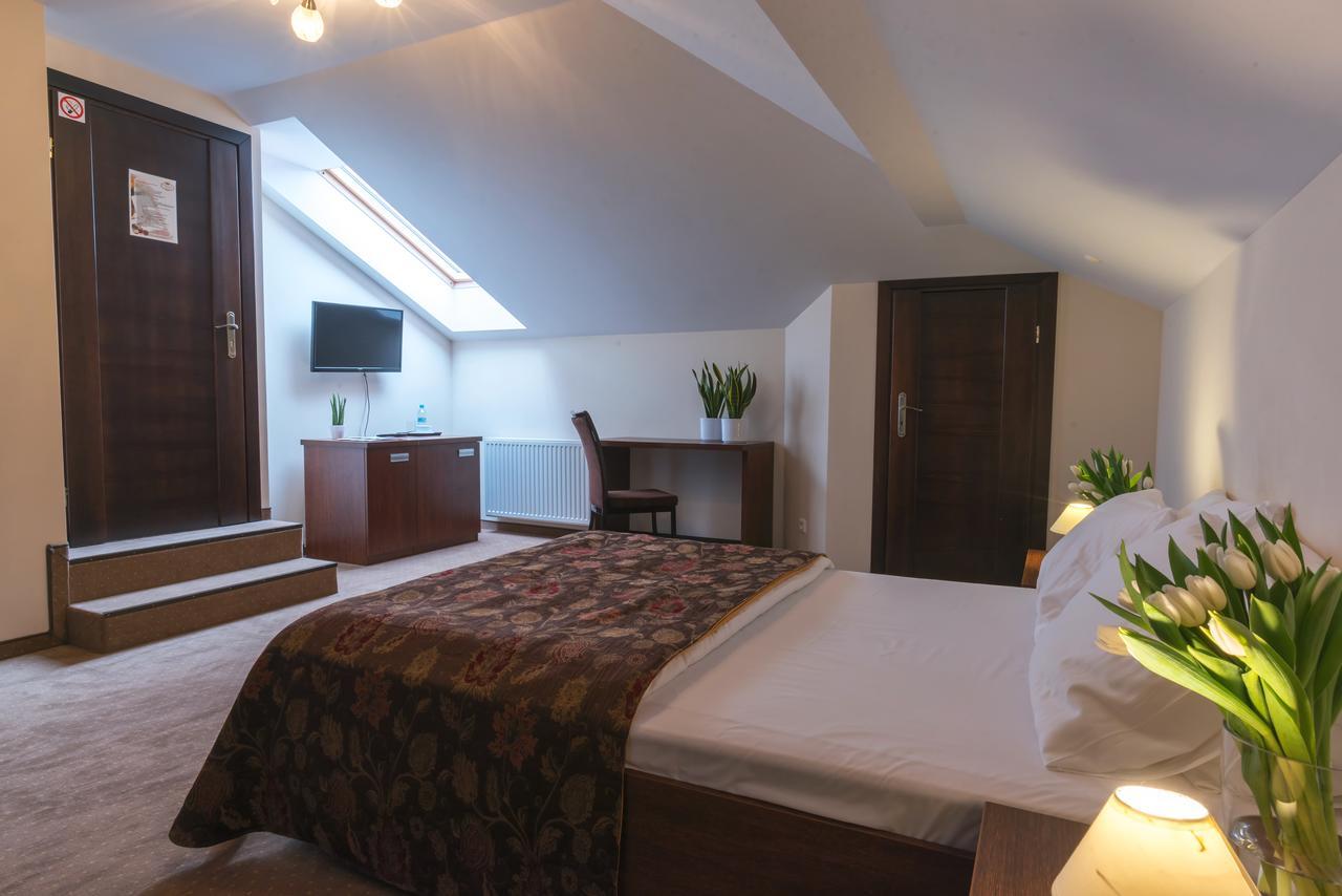 Double Room with Private Bathroom,613683725:JPEG