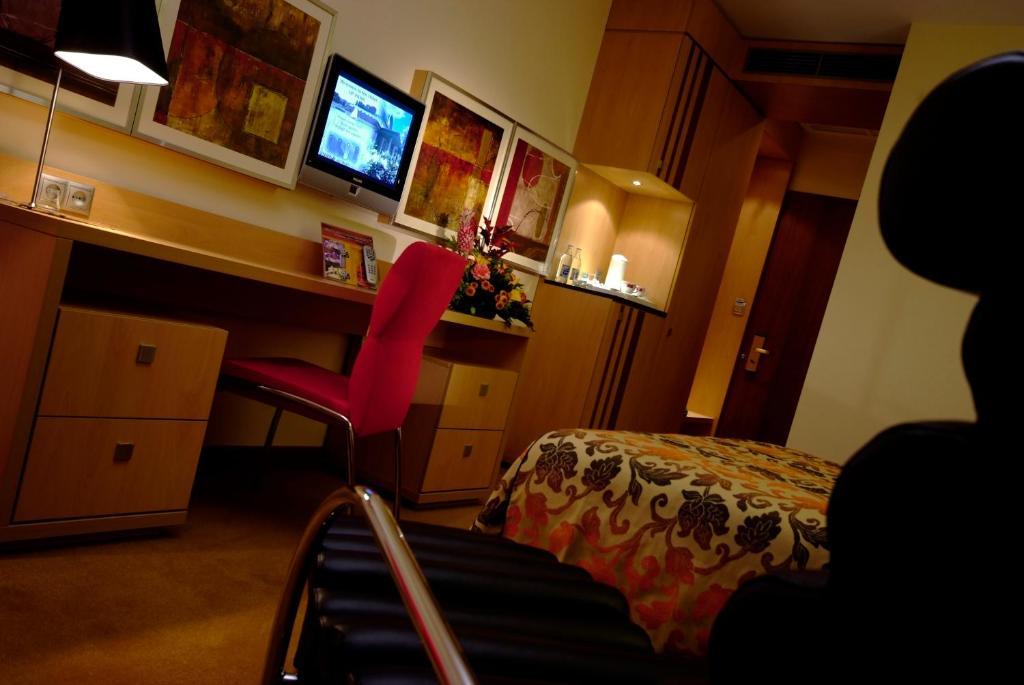 Superior Double Room - Street Side,62663830:JPEG