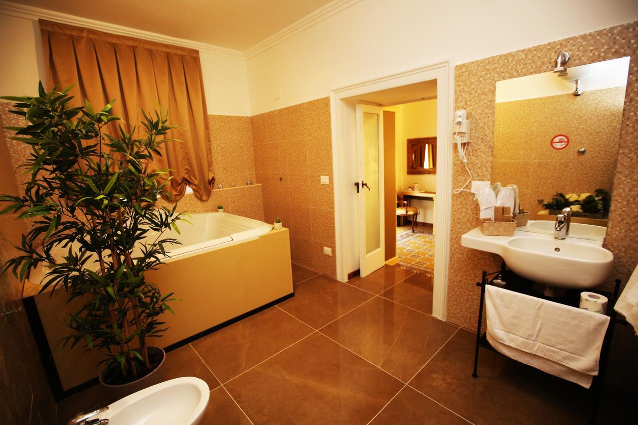 Apartament typu Suite z łóżkiem typu queen-size i wanną z hydromasażem