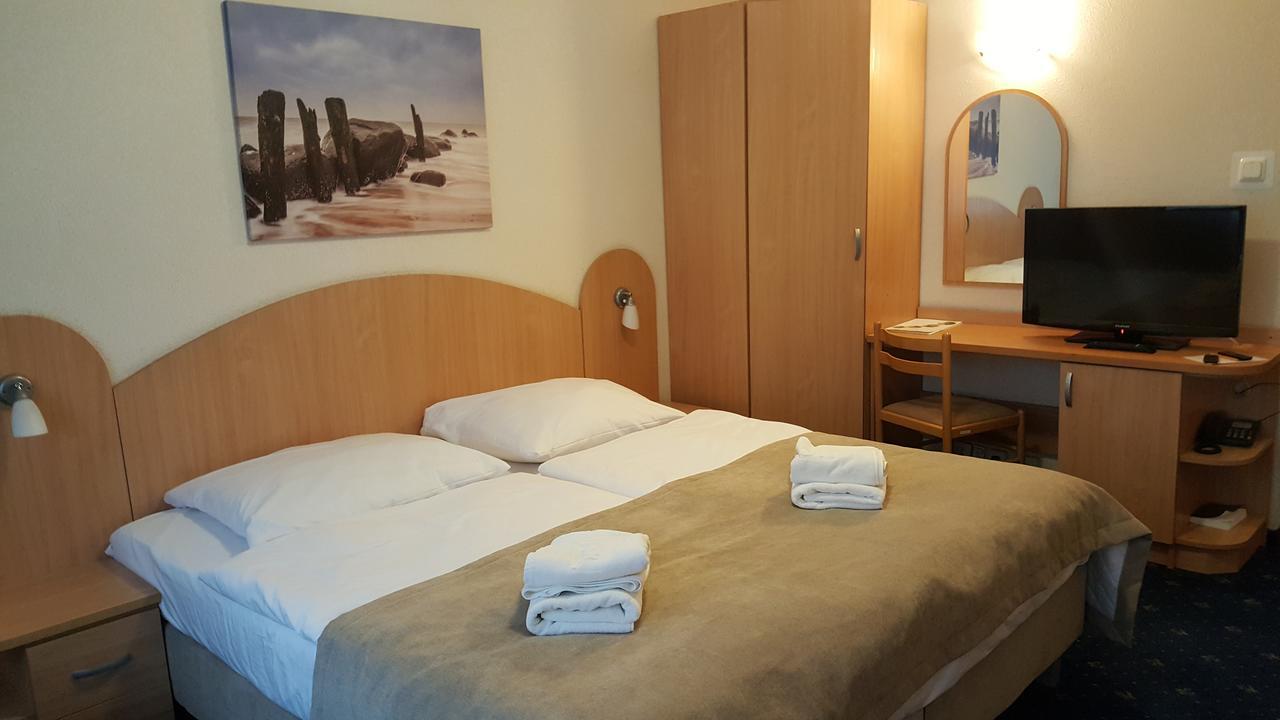 Double Room with Extra Bed,669603480:JPEG