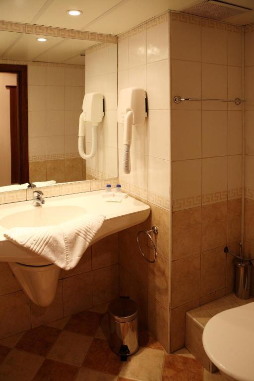 Pokój dwuosobowy z 1 lub 2 łóżkami i balkonem (2 osoby dorosłe + 2 dzieci) – All Inclusive