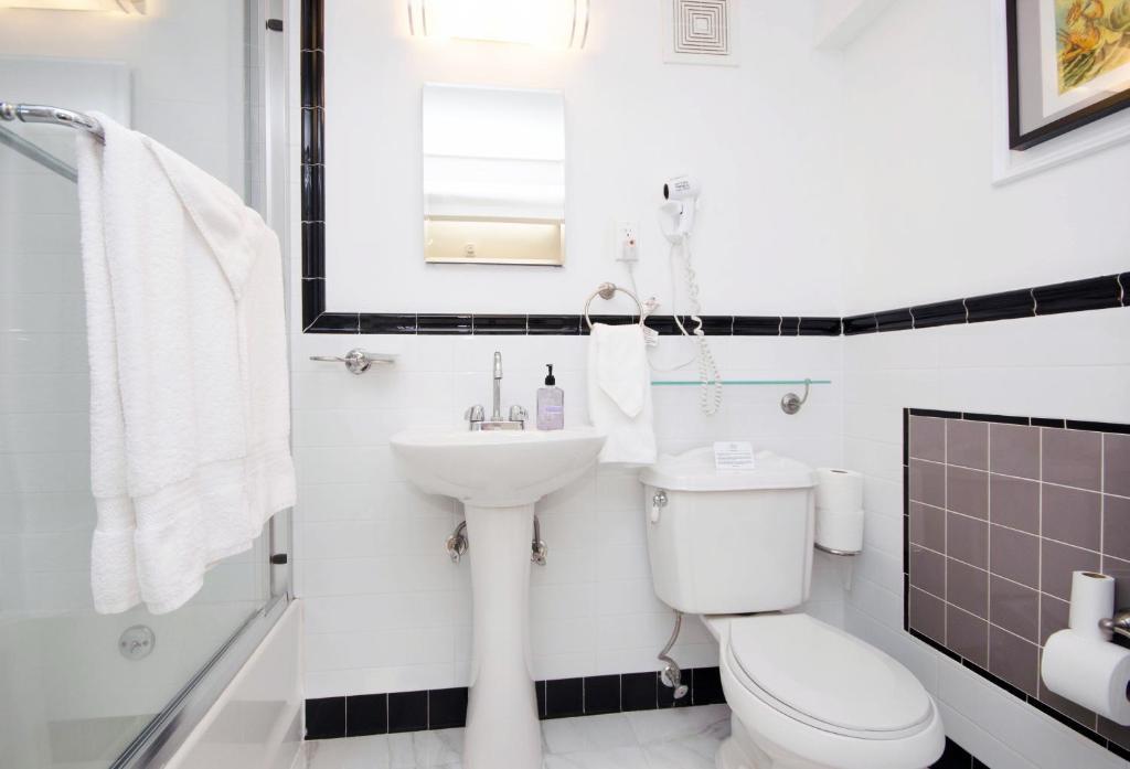 Pokój dwuosobowy typu Superior z łóżkiem typu queen-size, balkonem i widokiem na miasto