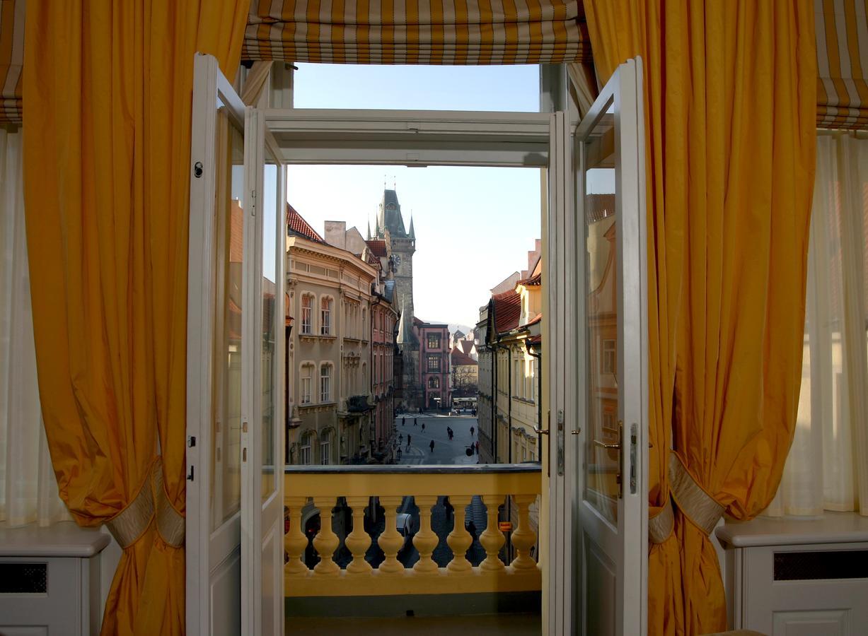 Jest to apartament z widokiem na Rynek Starego Miasta.