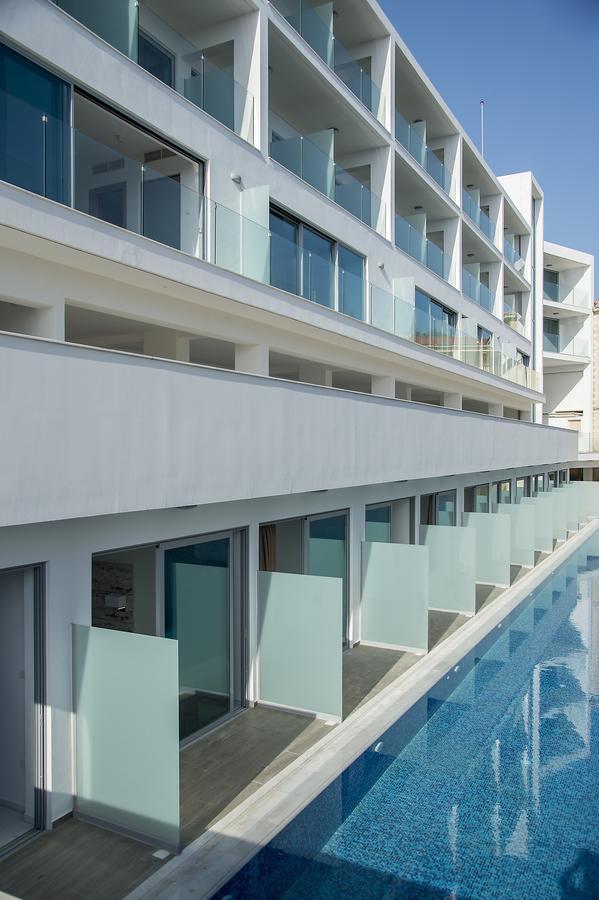 Deluxe Swim Up