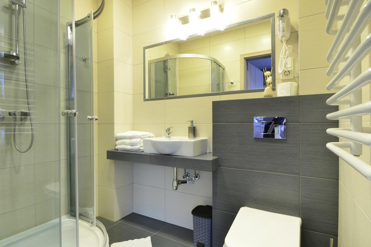 Triple Room Shower,662309547:JPEG