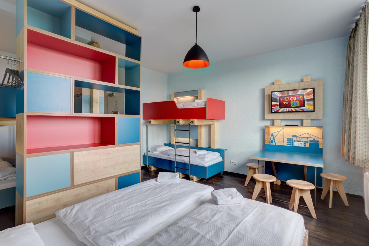 6-Bed Room,665813952:JPEG