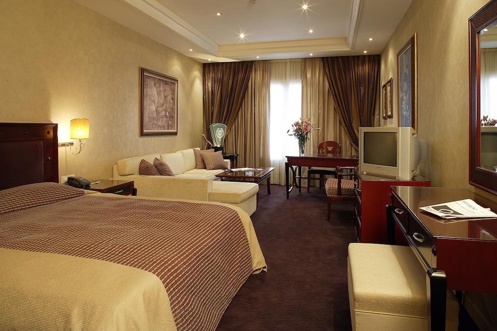 Deluxe Suite Access to Indoor Swimming Pool & Spa