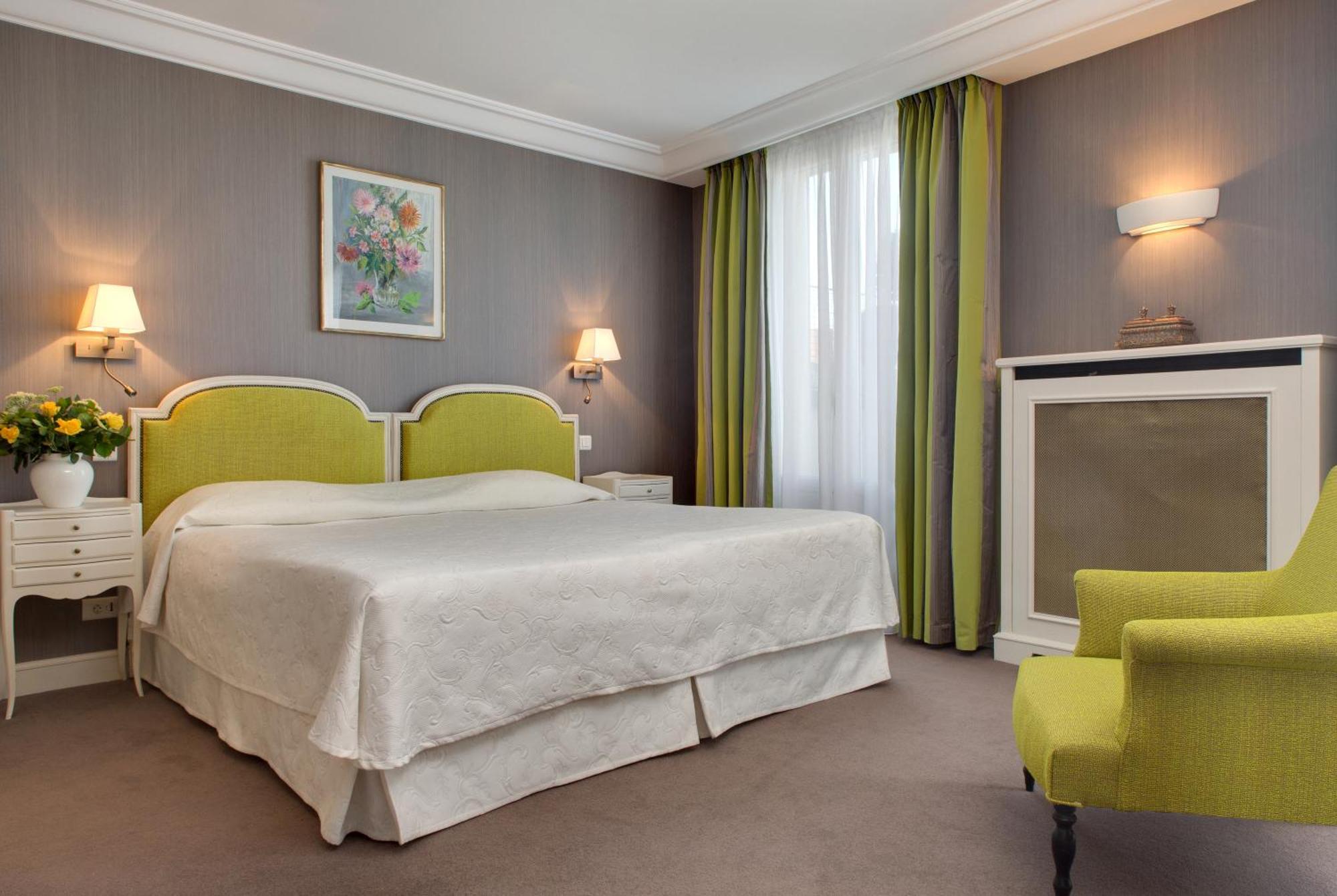 Executive Room Terrace Eiffel Tower View