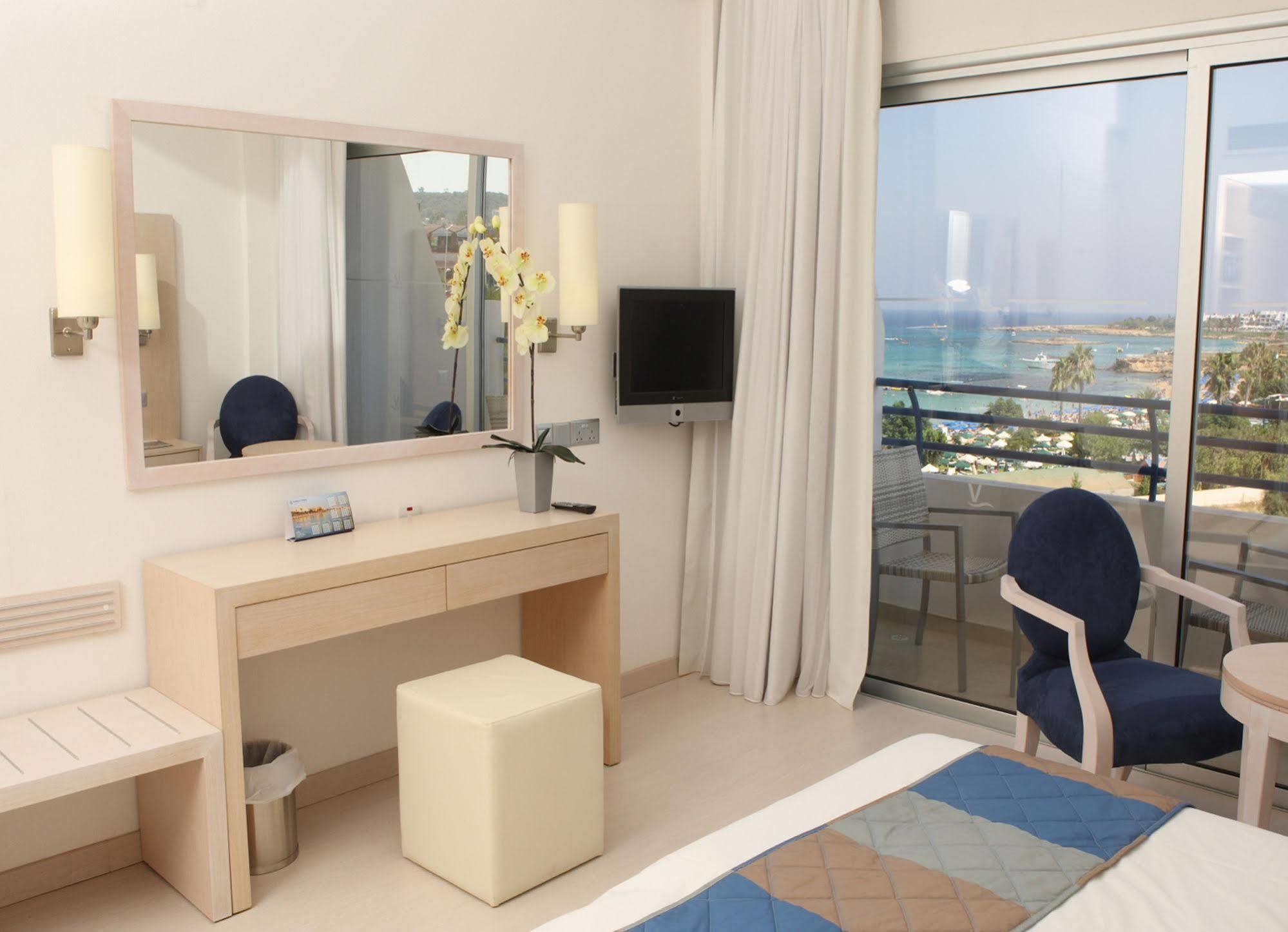 Double or Twin Room Sea View
