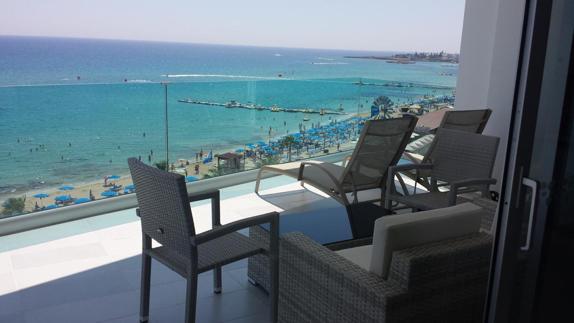 One-Bedroom Suite Sea View