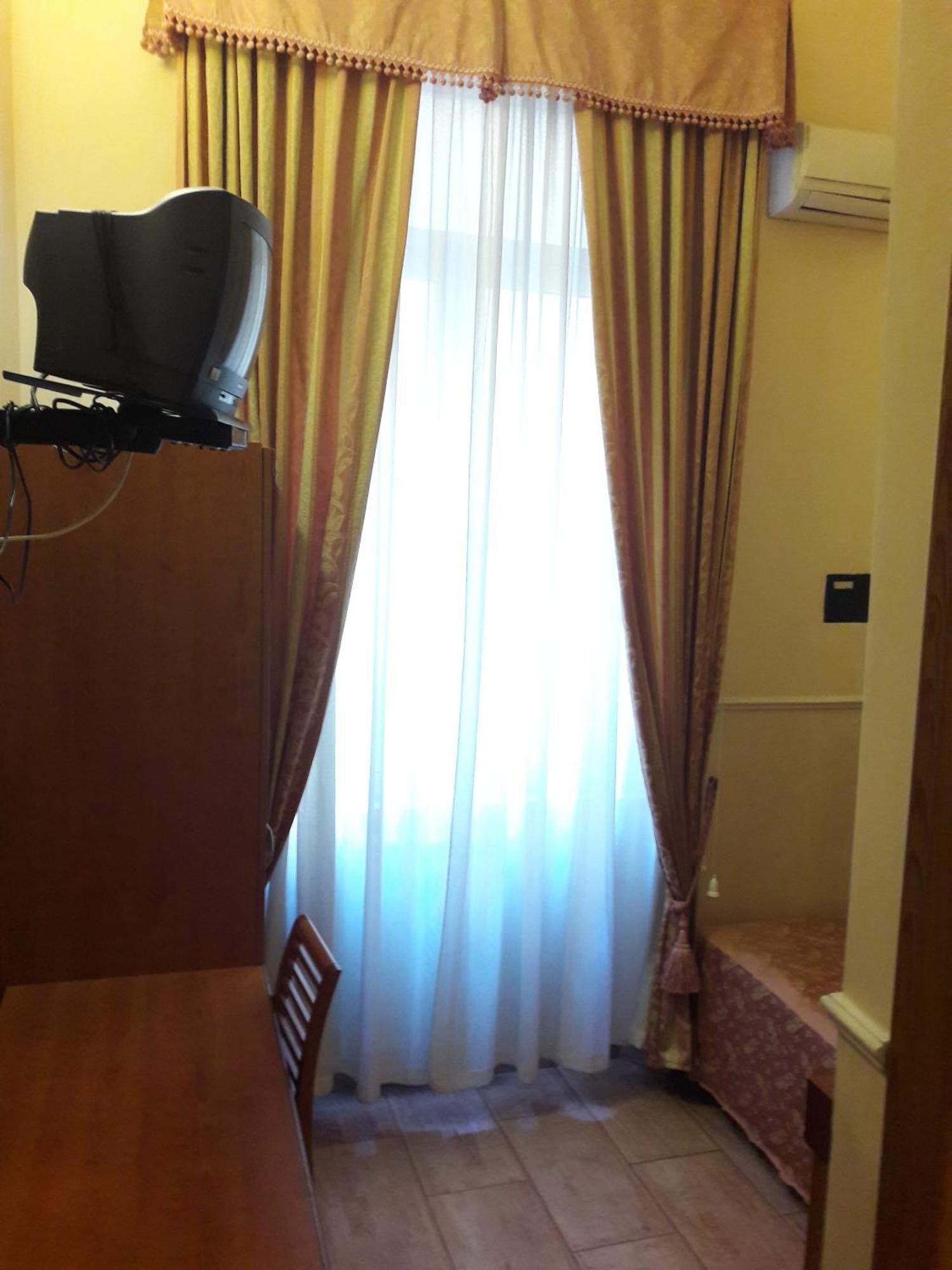 Single Room with French Bed,784476543:JPEG