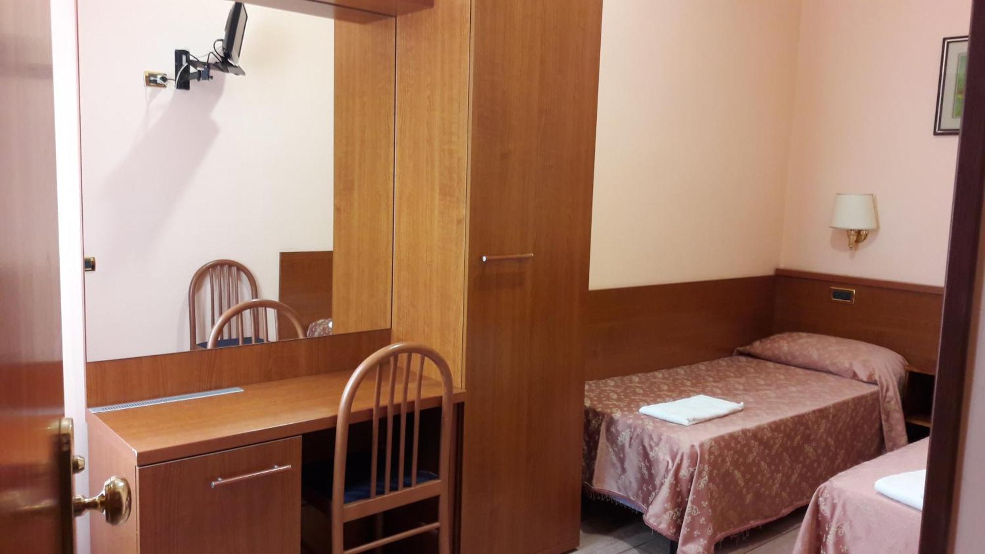 Double or Twin Room,687194922:JPEG