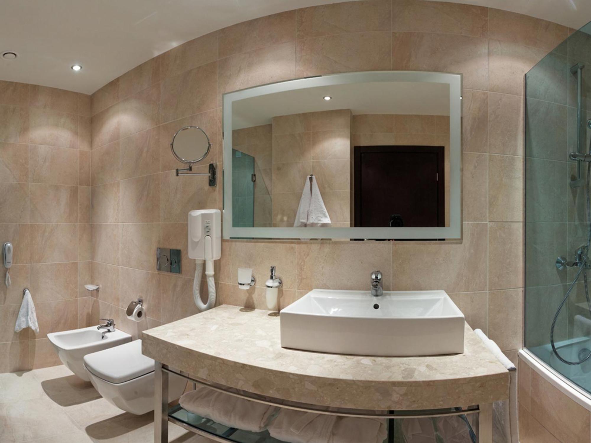 Pokój rodzinny z bocznym widokiem na morze
