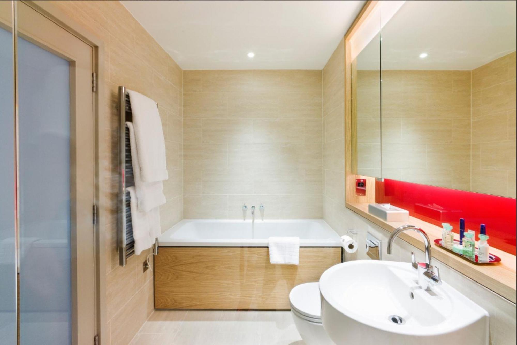 Apartament typu Junior Suite z balkonem i dostępem do salonu klubowego