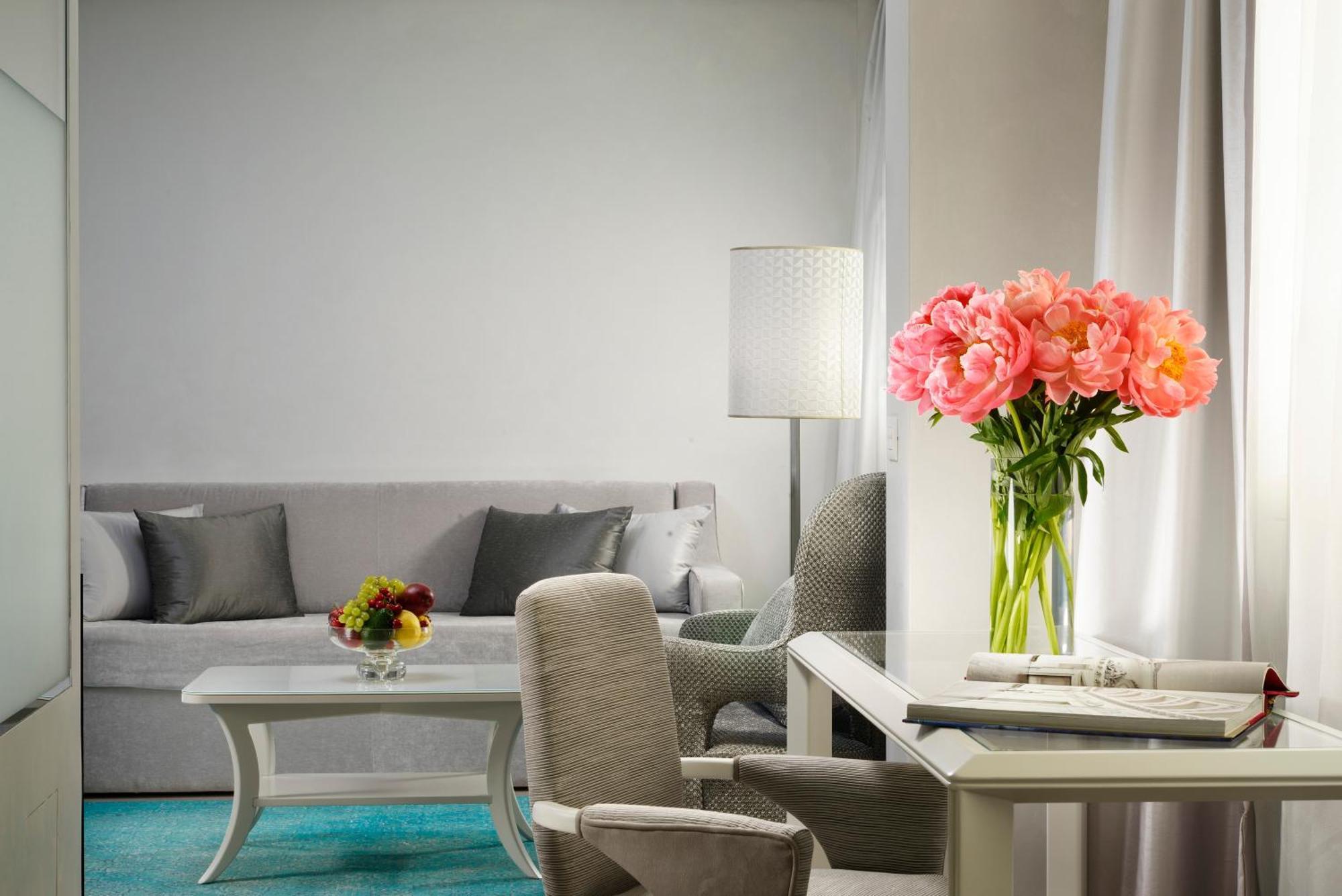 Executive Suite,703903474:JPEG