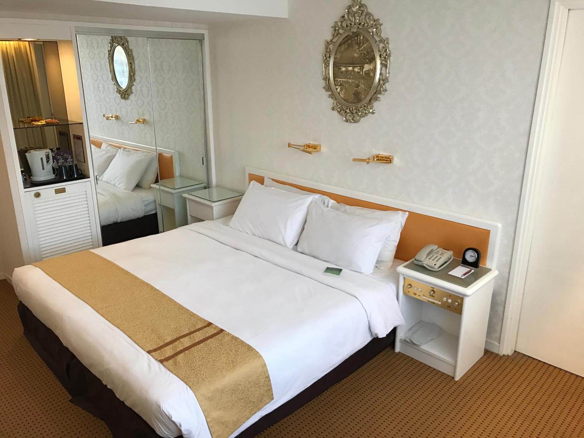Deluxe Queen or Twin Room Garden View
