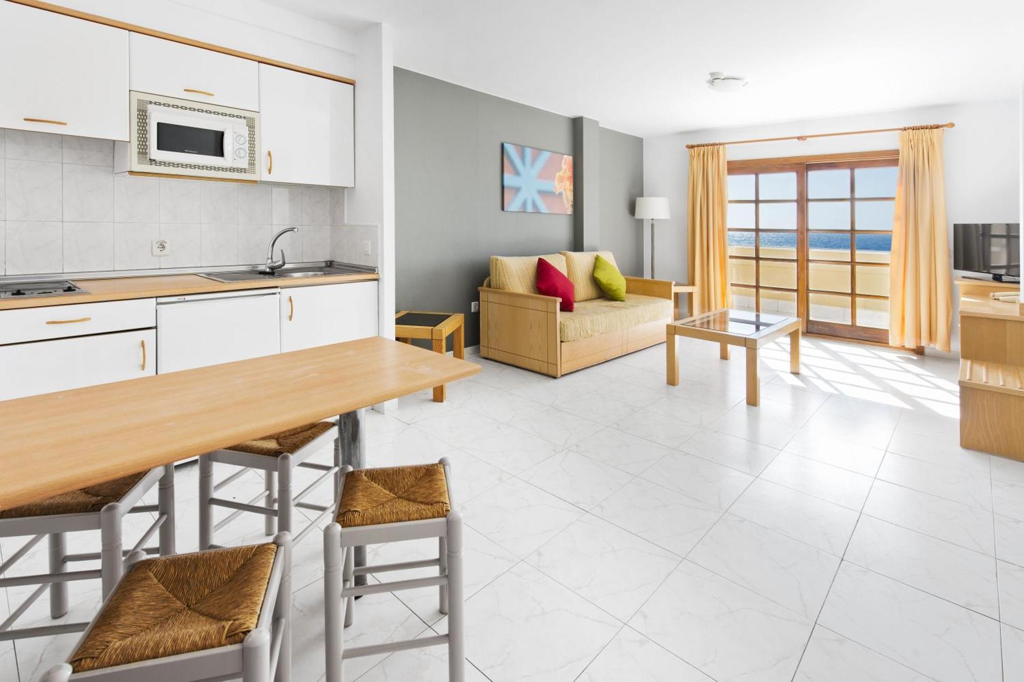 Apartament z 2 sypialniami i widokiem na morze (3 osoby dorosłe + 2 dzieci)