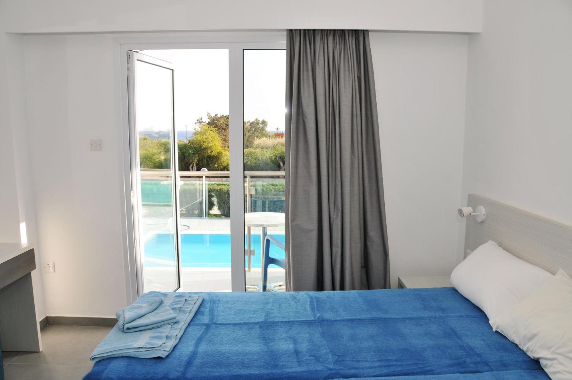 Deluxe One-Bedroom Apartment Pool View