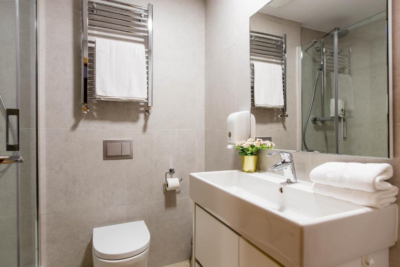 Double Room with Balcony,724040728:JPEG