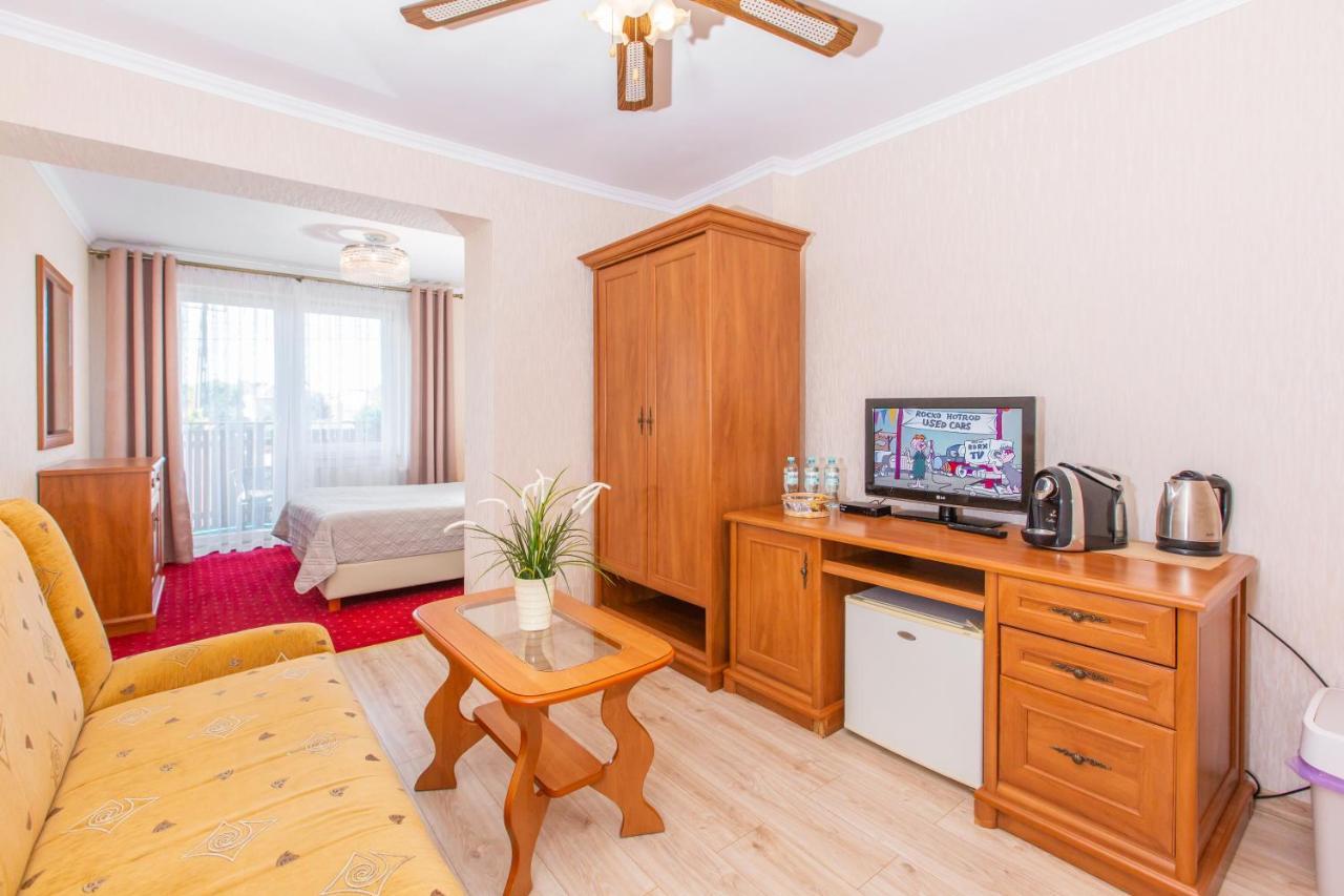 Studio (3 Adults),725388868:JPEG